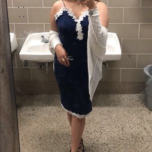 Beautiful blue dress w/ white embroidery details ✨